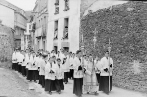 Seminaristas en procesión, camino del Santuario de los Remedios