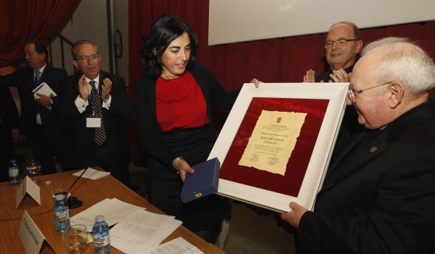 Entrega da medalla de Ouro por parte da alcaldesa Elena Candia. JOSÉ Mª ÁLVEZ