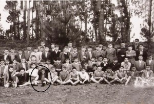 Curso 1954-66 Alumnos de Primero de Latin. Luis, en  el circulo