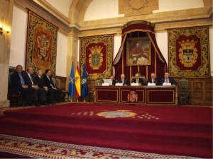 Acto de presentación del libro. El Prof López Díaz, segundo por la izquierda en la mesa presidencial.