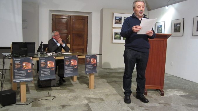 Xulio Leal lendo a comunicación de Xosé Manuel Carballo presnciando a mesa. Museo de Lugo. 2014 - copia