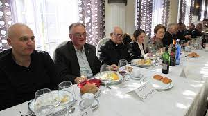 Don Virgilio (tercero por la izqda.), decano de los sacerdotes diocesanos en activo