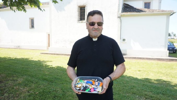 Don Javier con el manojo de llaves de sus iglesias