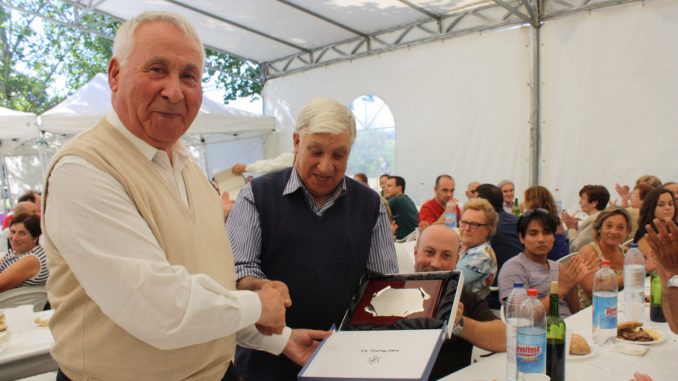 Don Gabrieel (izq) recibe el homenaje de los feligreses de Muimenta en 2012