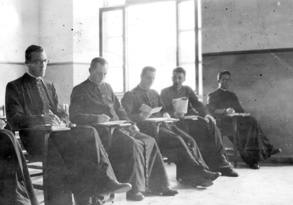 De esquerda a direita: os seminaristas teólogos José María Paz Camps. Benigno López Díaz, Manuel Fachal Fraguela, José Luís Parga Santiago, (¿?), arredor de 1950, numa das novas aulas do Seminário Menor.