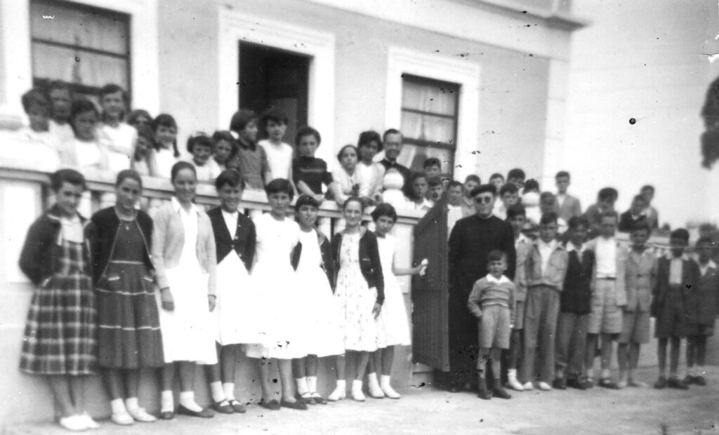 Nenos do Catecismo em Neda durante uma excursão a Pontedeume (21 de julho de 1956). No centro D. Benigno (com sotana).